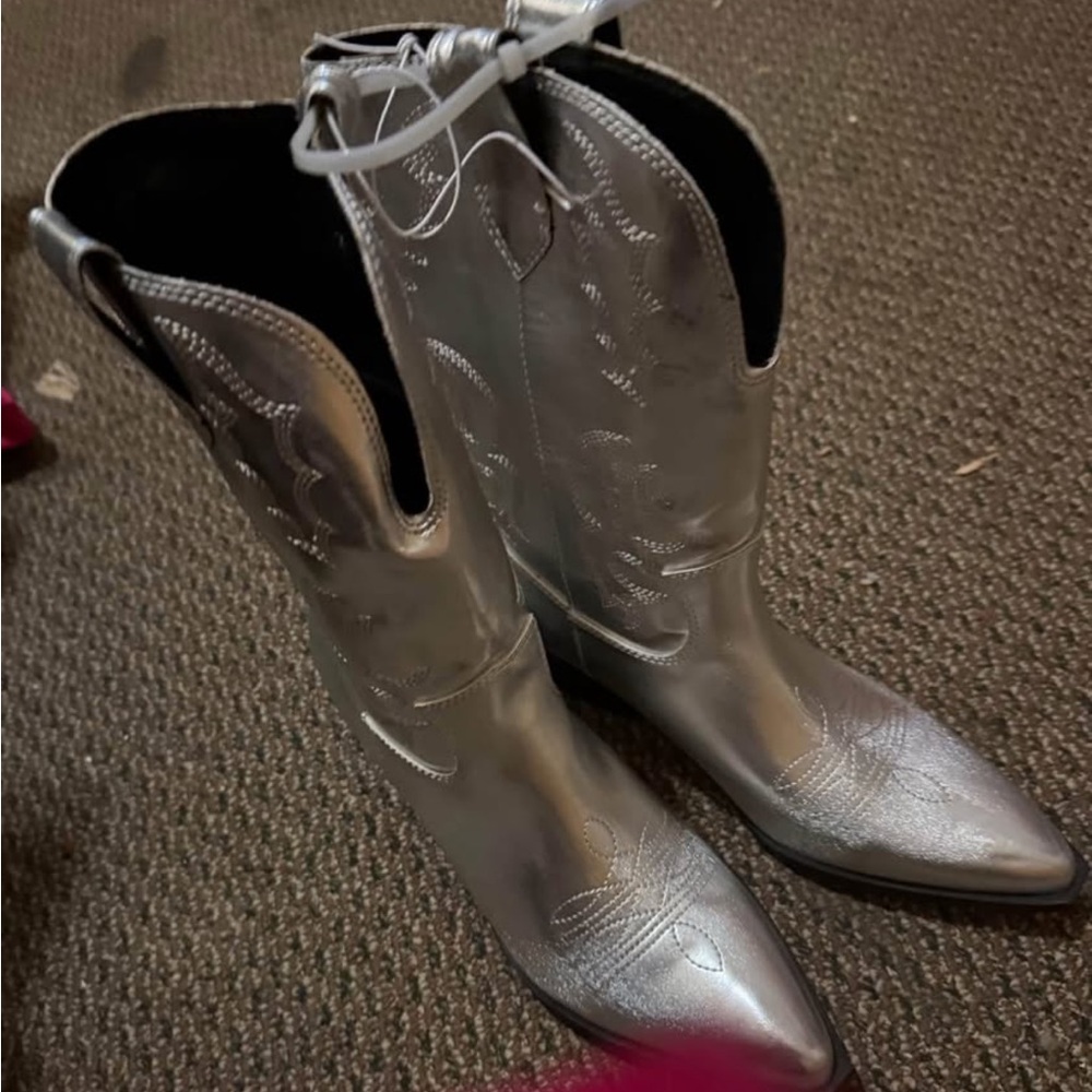 Silver boots - Picture 2 of 2